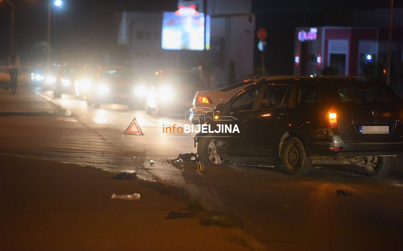 Saobraćajka u Bijeljini, golf od siline udarca sletio sa puta /FOTO/