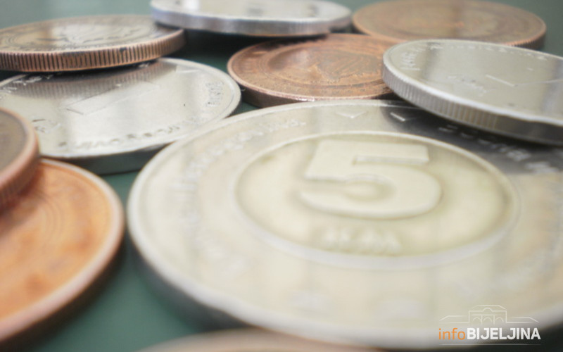 Građani sve zaduženiji, bankama duguju 2,4 milijarde KM