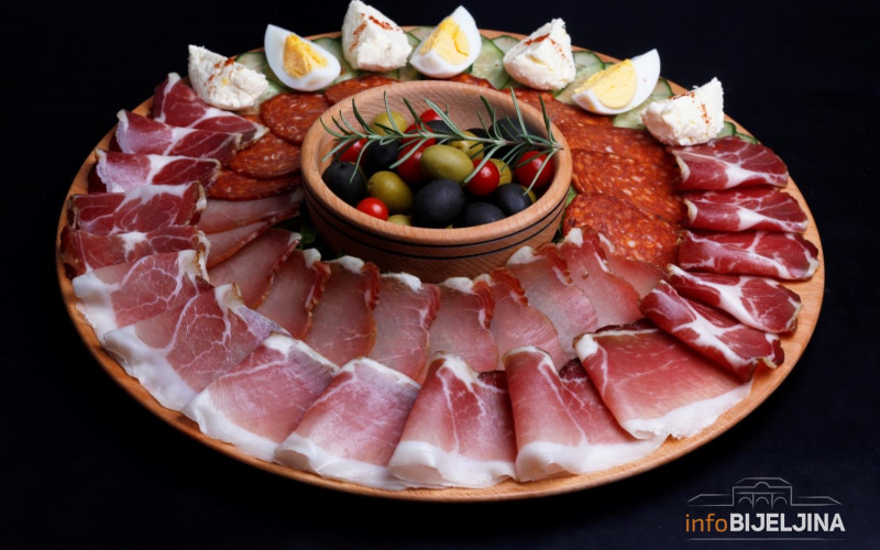 Bijeljina: Sebi naručili pečenje i kolače, narodu kobasice i hljeb