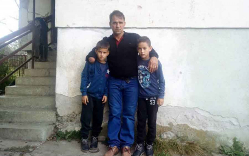 Sa­mo­hra­ni otac treba pomoć dobrih ljudi da othrani sinove: Pozajmljuje hranu da djeca ne bi bila gladna