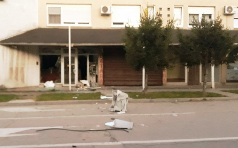 PLJAČKA U MODRIČI Razbojnici iščupali bankomat iz zida