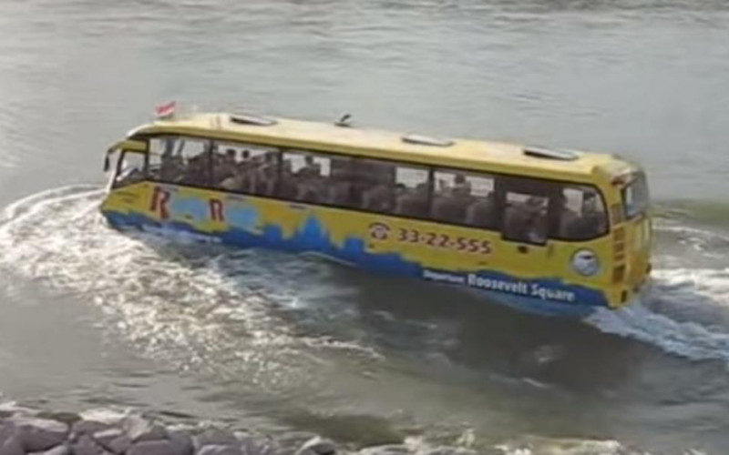 Plutajući autobus najveća atrakcija u Budimpešti