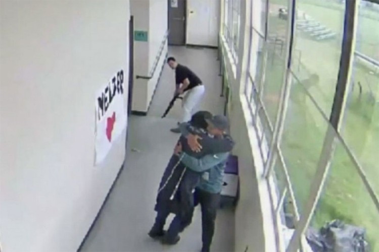 Trener spriječio masakr u školi: Uzeo pušku učeniku, pa ga zagrlio