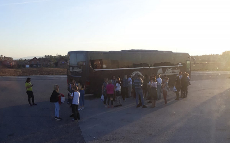 Dok su banjalučki prosvetari odmarali u Bijeljini, migranti skriveni ispod autobusa počeli iskakati