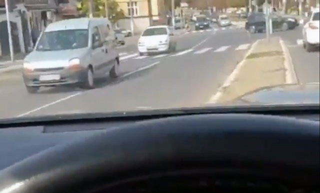 Ponio ga zvuk narodnjaka pa prošao kroz crveno i vozio kontra smjerom