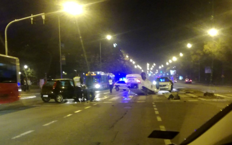 Automobil se prevrnuo na krov na Novom Beogradu /VIDEO/