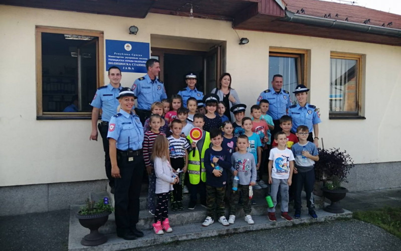 Policajci u Janji ugostili najmlađe sugrađane