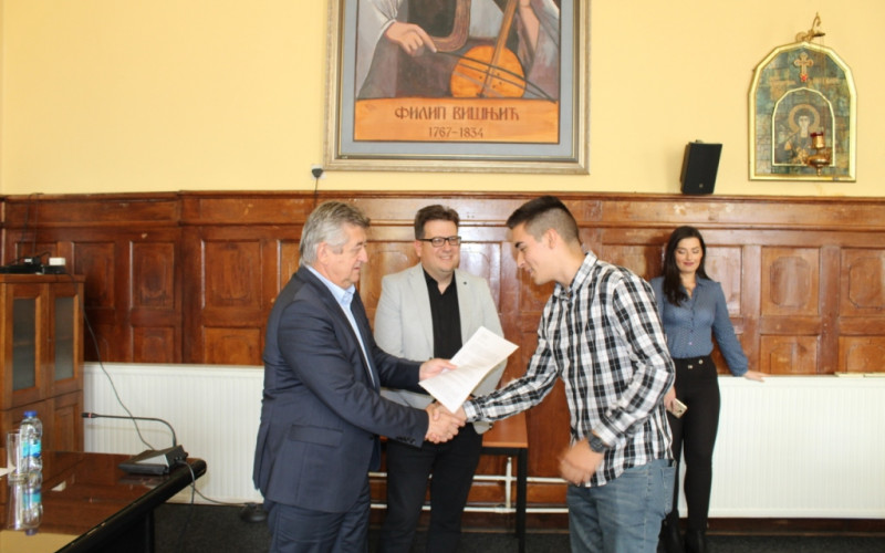 Stipendije za 30 učenika generacije i djece sa posebnim potrebama