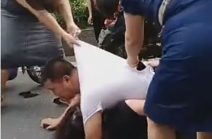 Žena ga uhvatila s ljubavnicom pa ih počela tući nasred ulice