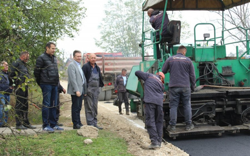 Asfaltiran put koji spaja Ugljevik i Lopare sa Bijeljinom