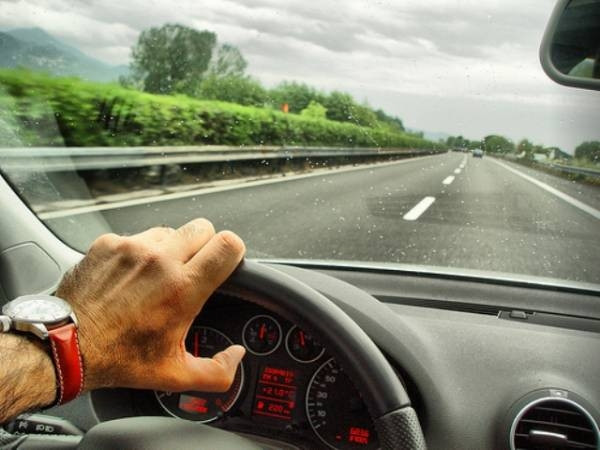 Auto­mo­bi­li kao lijek – vožnja sma­nju­je stres