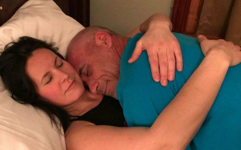 Djevojka iz Los Angelesa radi kao profesionalna osoba za maženje