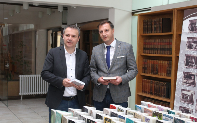 Poslanik Ćorić poklonio knjige vrijedne 1.000 KM /FOTO/