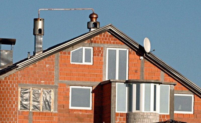 Domaćin iz Bijeljine ovako reklamira svoj biznis: Rakijski kazan na krovu