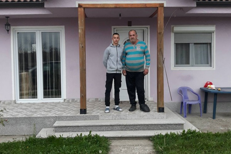 Dječaka Hrabrost i bolesnog oca svi zaboravili