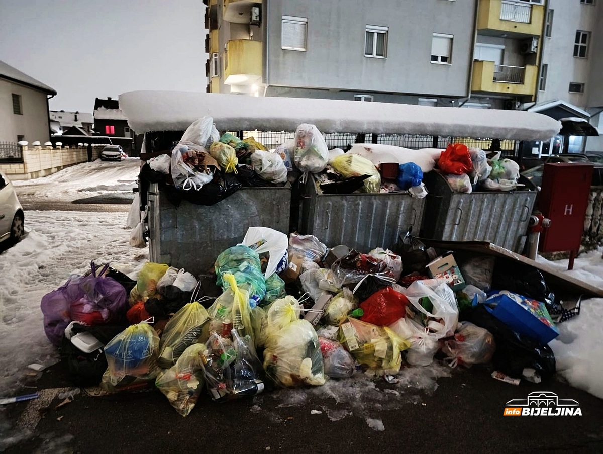 Direktor “Komunalca” optužuje snijeg za nagomilani otpad u Bijeljini: “Očekujem da će biti očišćeno do kraja sedmice” (FOTO)