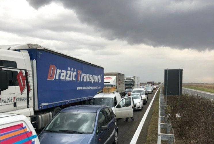 TORNADO NAPRAVIO HAOS U INĐIJI: Zatvoren autoput Novi Sad-Beograd