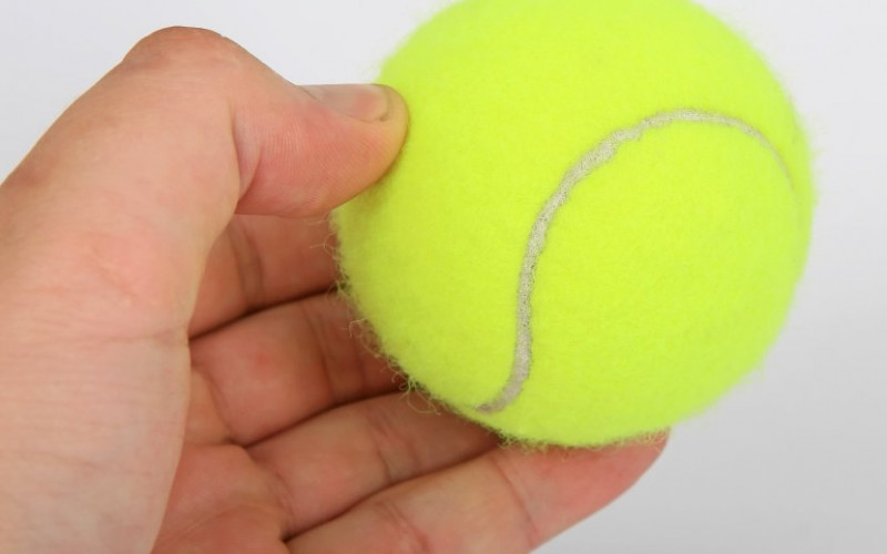 Evo kako da uz pomoć teniske lopte otključate vrata na automobilu