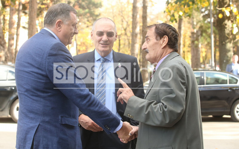 Profesor galamio i psovao dok je Dodik govorio, pa IZBAČEN sa skupa