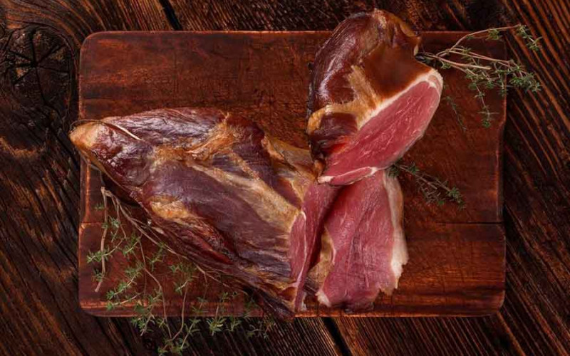 Naoružan upao u tržni centar i ukrao samo suvo meso