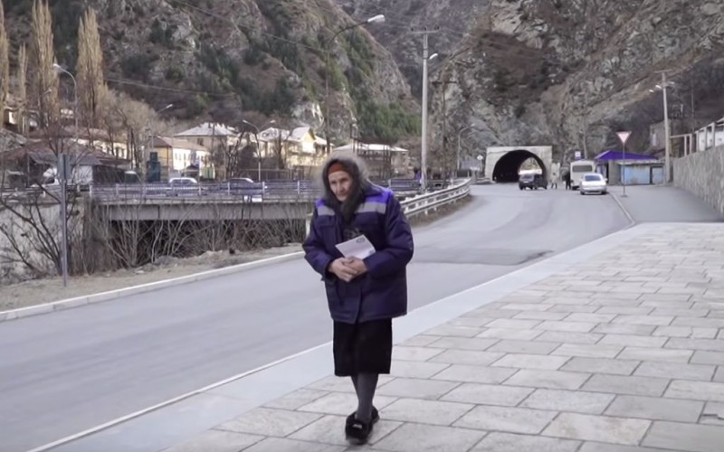 Najstarija ruska poštarka pješke raznosi poštu po planinskim selima