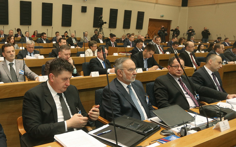 Tri poslanika DNS nisu glasala na posebnoj sjednici NSRS