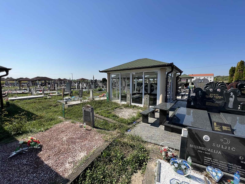 Neobične nadstrešnice na Romskom groblju u Bijeljini (FOTO)