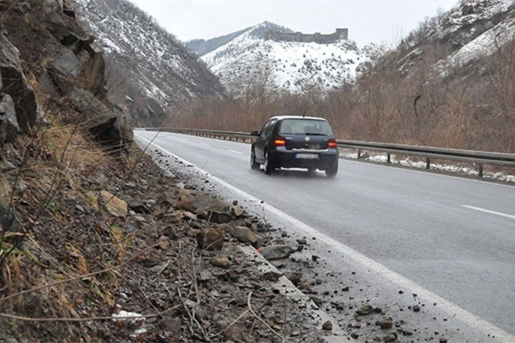 Kolovozi vlažni, oprez zbog magle i odrona