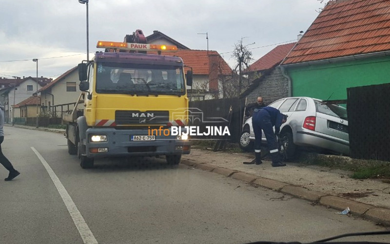 Bijeljina: Škodom uletio u dvorište