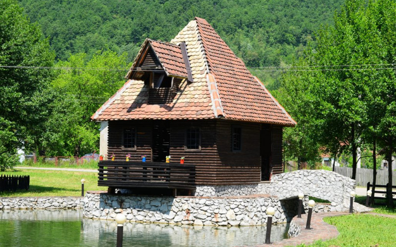 “Konaci Starine Novaka” – spoj netaknute prirode i tradicije /FOTO/