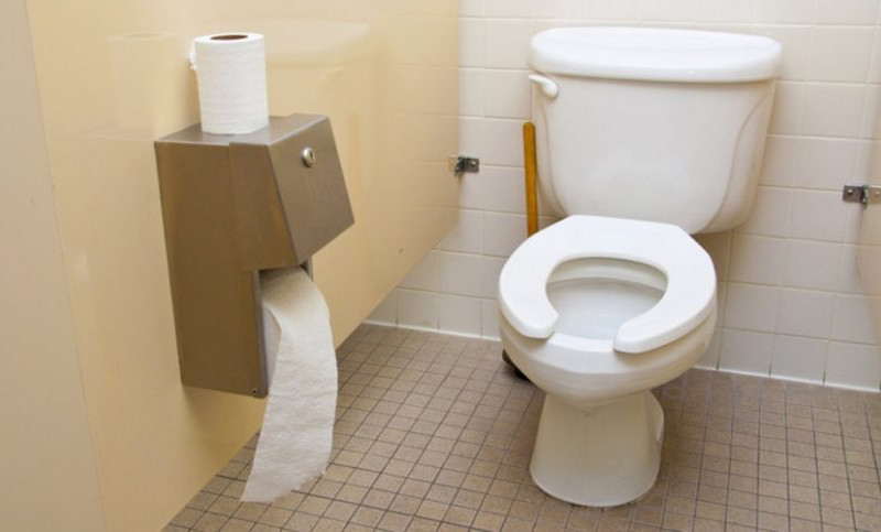 Konačno objašnjeno: Evo zašto daske u nekim WC-ima imaju oblik slova 