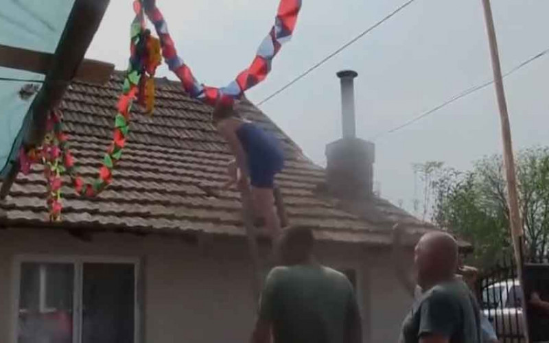 Svadba se otela kontroli: Kuma na krovu lomila crijep, iz dekoltea ispadale pare