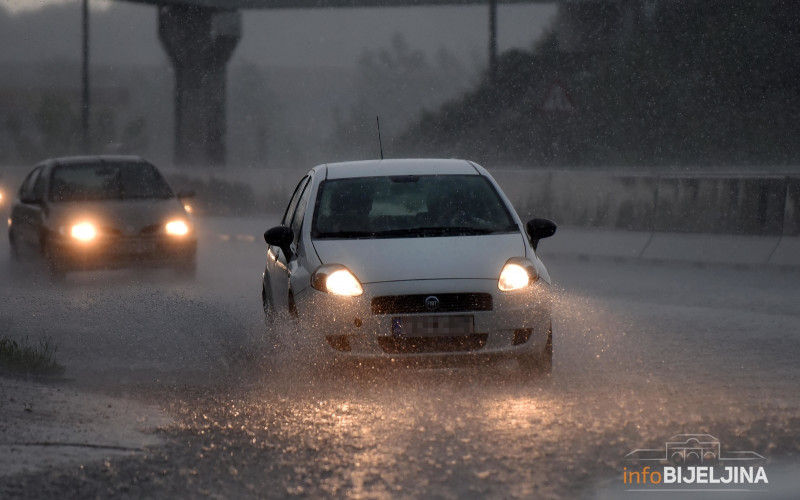 Vlažni kolovozi na većini putnih pravaca