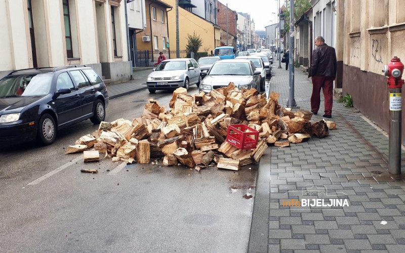 Prizor u najužem centru Bijeljine - ulica zatrpana drvima