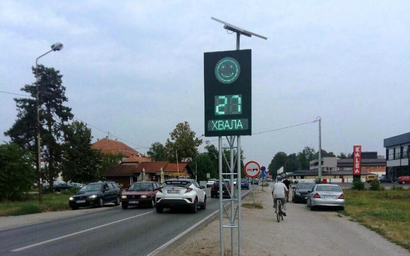 Neodgovorni građani oštetili elektronski znak ispred škole