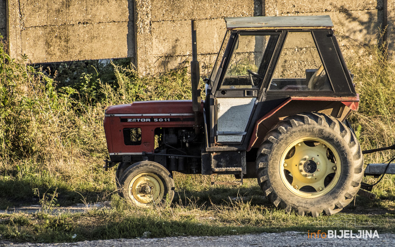 Mještani semberskih sela zaoravaju puteve i bankine