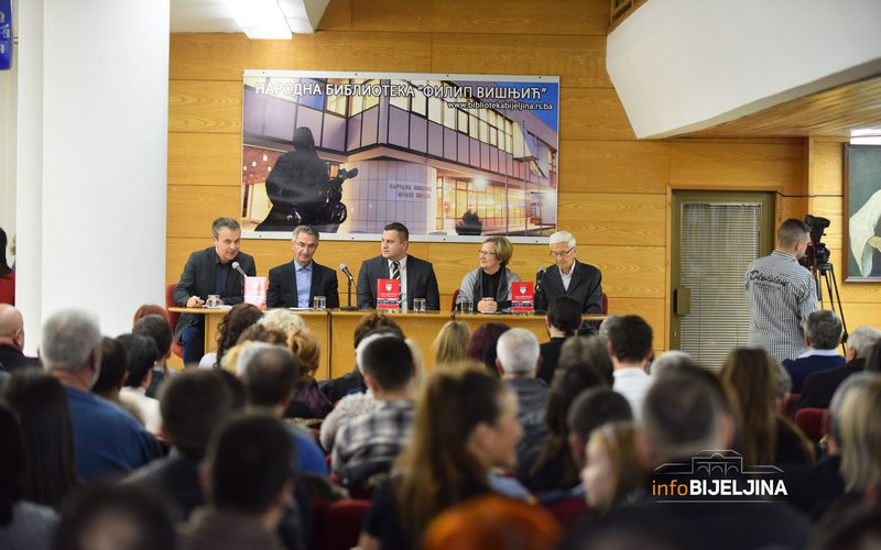 Bijeljina: Promovisana knjiga Srđana Lalića „Akademac – vizija ili/i igra“ /FOTO/