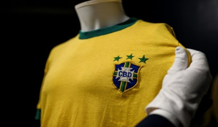 Dres u kojem je Pele igrao protiv Jugoslavije prodat za 30.000 evra
