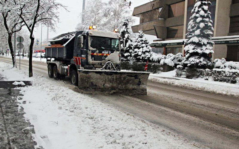 Samo u BiH: Jednu traku će čistiti gradska, drugu kantonalna služba
