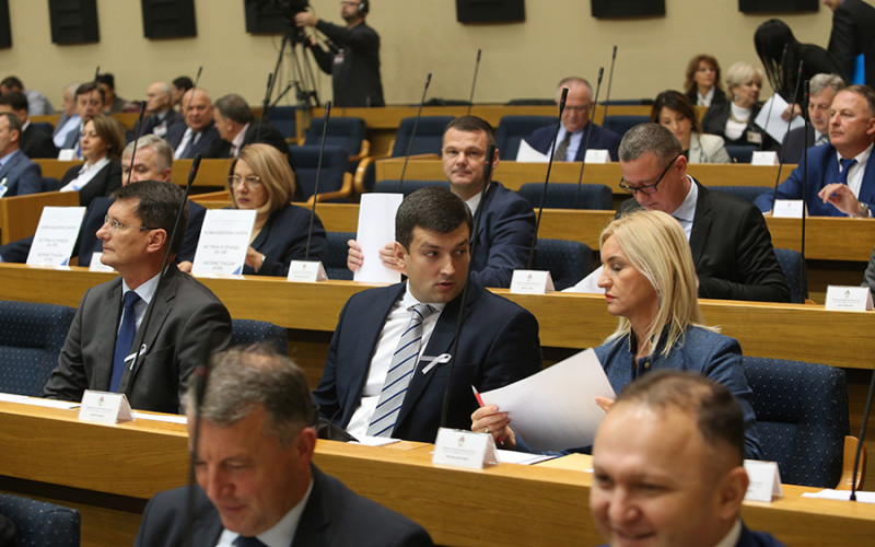 BOGATSTVO ODE NA PREVOZ Koliko nas košta odlazak i dolazak poslanika u NS RS