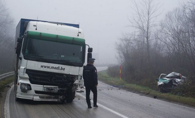 Teška saobraćajka kod Dervente, poginuo muškarac