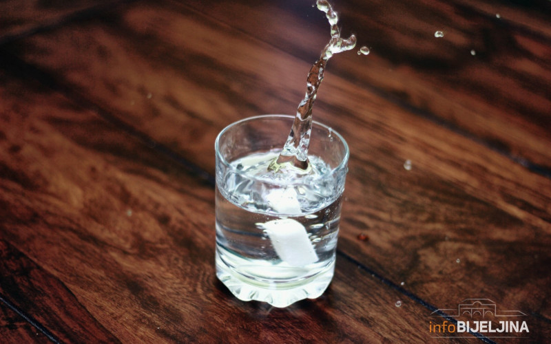 Stručnjaci objasnili: Koliko biste tačno vode trebali piti svaki dan