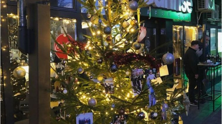 Kafe bar „Sunrise“ Bijeljina: Novogodišnja jelka okićena fotografijama najljepših uspomena