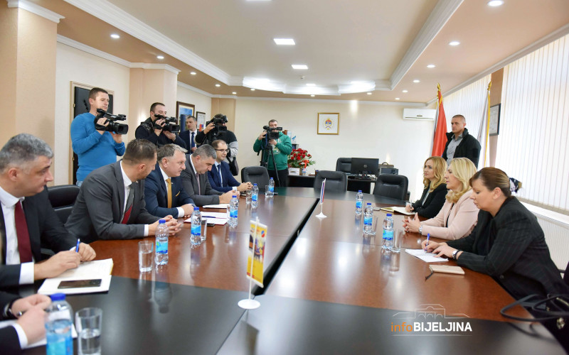 Cvijanovićeva u Bijeljini sa direktorima javnih ustanova, preduzeća i fondova /FOTO/