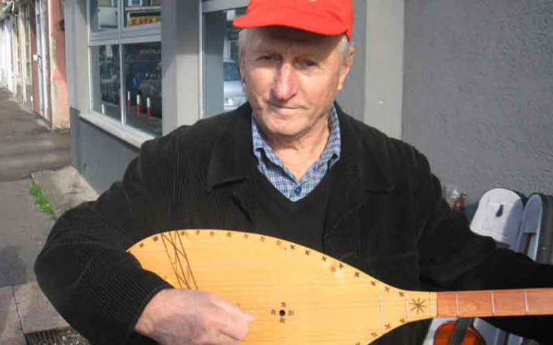 Milan je od malih nogu zaljubljen u violinu i šargiju: Od muzike je mogao kupiti zgradu u Bijeljini