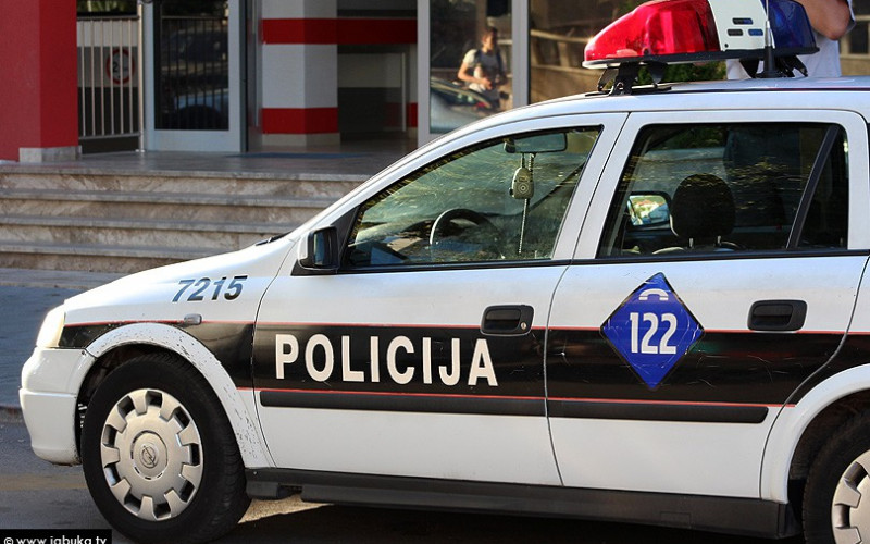 Pretukao radnicu zbog pakla žvaka, pa pobjegao