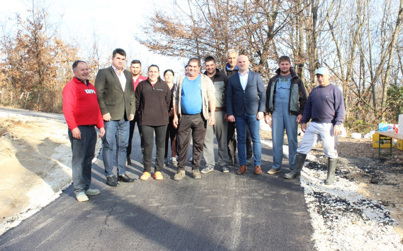 Lopare: Novi asfalt u Milinom Selu /FOTO/