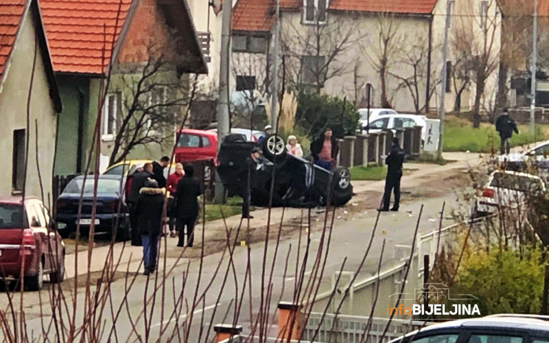 DETALJI NEZGODE U BIJELJINI Pijan izazvao nezgodu, automobil završio na krovu, povrijeđen i pješak /FOTO/