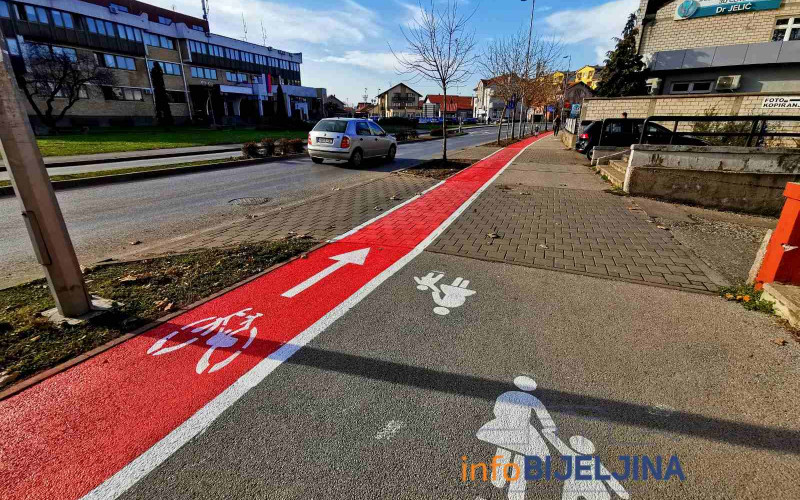 NOVO RUHO TROTOARA NAKON REKONSTRUKCIJE Za bicikliste crvena staza /FOTO/