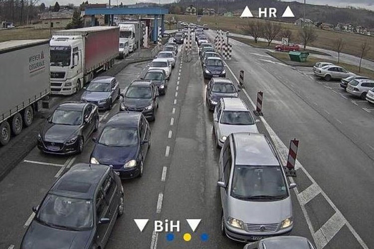 Višečasovna čekanja i kilometarske kolone na izlazu iz Hrvatske